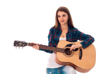 gitar ile genç esmer kız