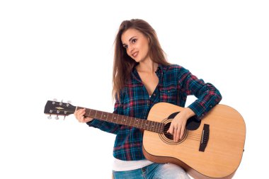 çekici esmer kız gitar çalmak