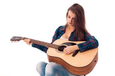 elinde gitar ile çekici kız