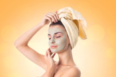 Genç kız teni ilgilenir.