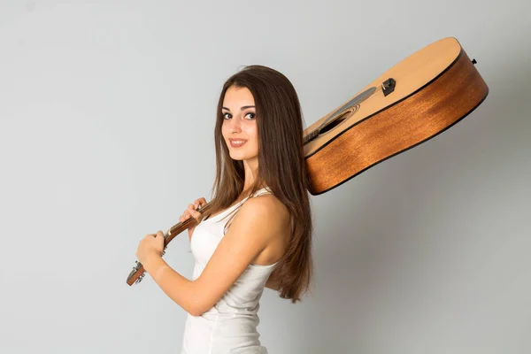 Jeune fille avec guitare dans les mains — Photo