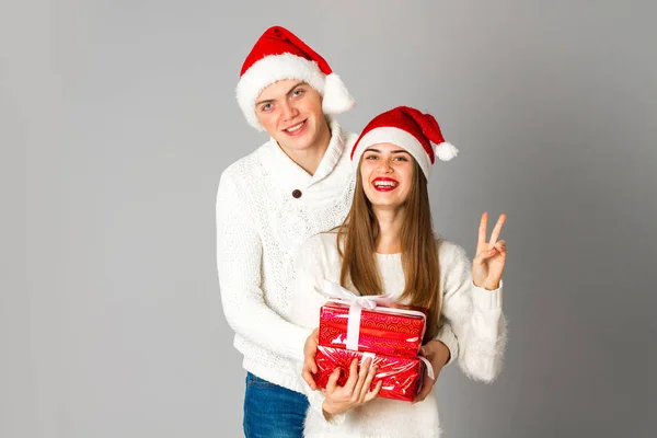 Coppia festeggiare il Natale con regali — Foto Stock