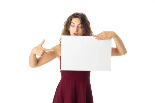 Menina em vestido vermelho com cartaz branco — Fotografia de Stock