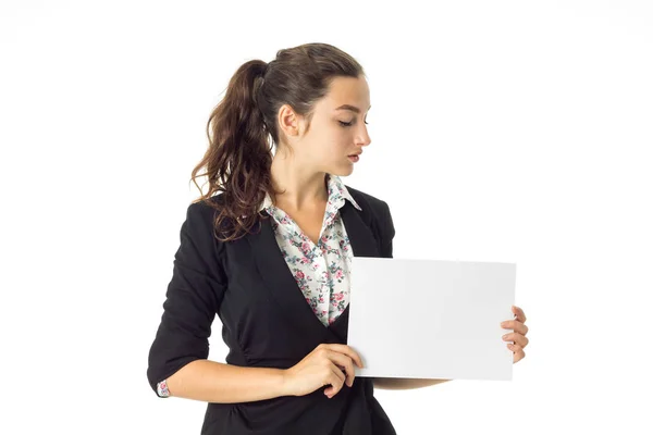 Vrouw in uniform met wit plakkaat in handen — Stockfoto