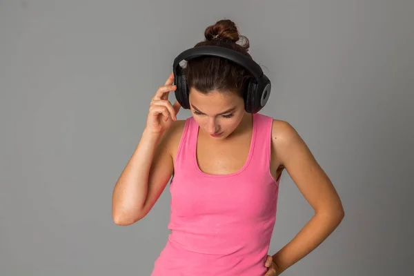 Mädchen mit Kopfhörern im Studio — Stockfoto