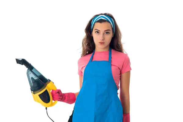 Junge Hausmädchen mit Reinigungsmitteln — Stockfoto