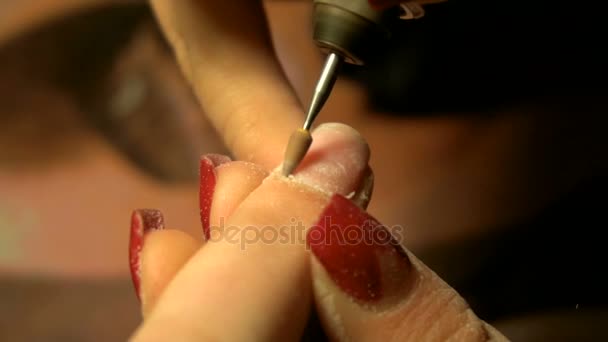 Maniküre schneidet die Nagelhaut an den Nägeln — Stockvideo