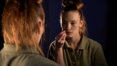 ciddi kız yüzünü ton temelinde neden oluyor