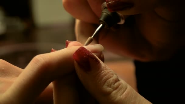 Meisje doet een manicure op nagels — Stockvideo