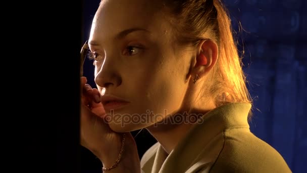 女孩眉毛颜色铅笔棕色站在一面镜子 — 图库视频影像