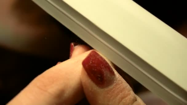 Meister schneidet fein säuberlich lackierte Nägel — Stockvideo