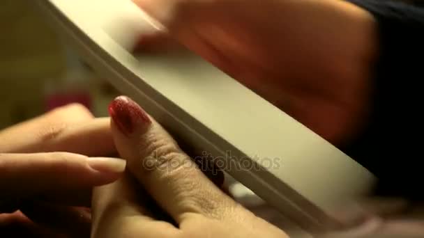 Ragazza lucida piatto chiodo utilizzando l'unghia manicure — Video Stock