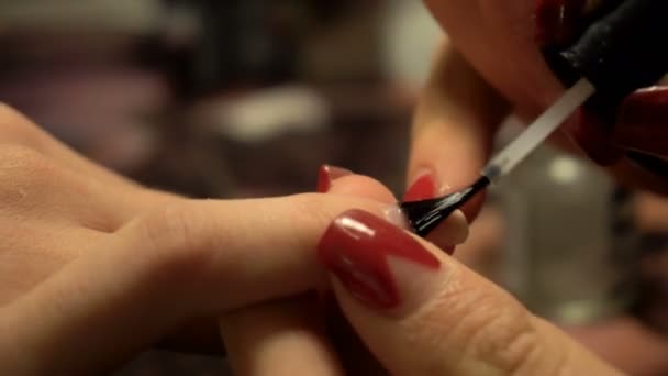 Flicka erbjudanden transparent grund på naglar — Stockvideo