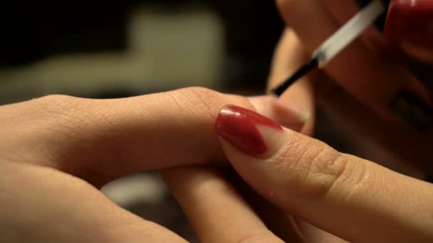 女の子塗料は透明なニスを爪します。 — ストック動画