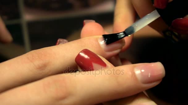 Девушка аккуратные ногти краски с прозрачным лаком — стоковое видео