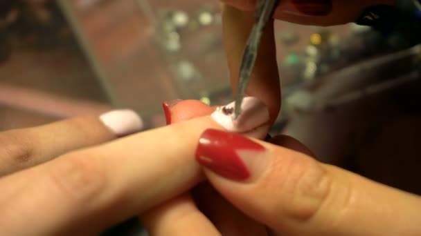 Flicka orsakar blanka stenar på nageln — Stockvideo