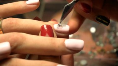 Kız güzel manikür çivi için taş desenli yapar