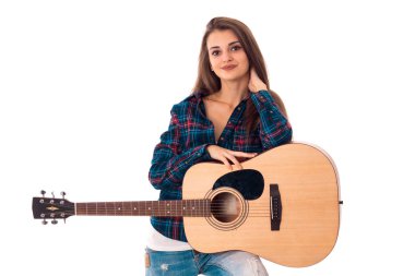 genç esmer kız gitar çalmak