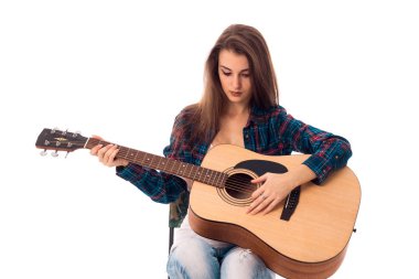 elinde gitar ile genç kız