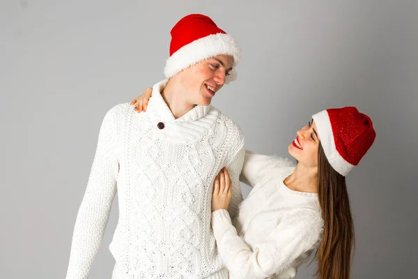 Casal comemorar o Natal no estúdio — Fotografia de Stock