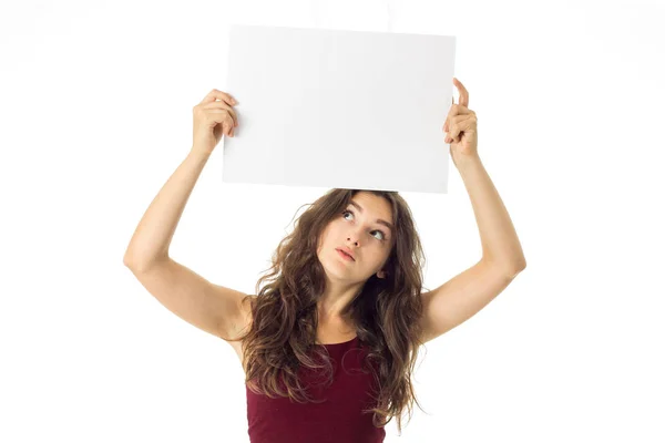 Menina em vestido vermelho com cartaz branco — Fotografia de Stock