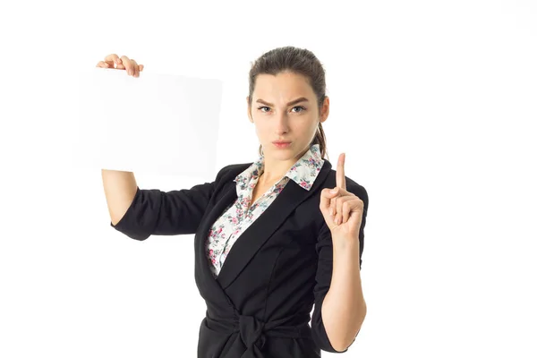Женщина в форме с белым плакатом в руках — стоковое фото