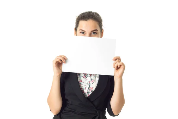 Mulher de uniforme com cartaz branco nas mãos — Fotografia de Stock