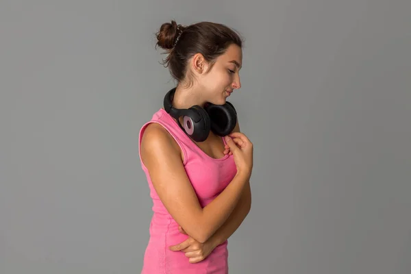Κορίτσι με τα ακουστικά στούντιο — Φωτογραφία Αρχείου