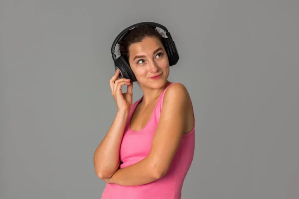 Menina com fones de ouvido em estúdio — Fotografia de Stock