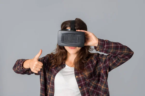 Joven chica alegre en casco de realidad virtual — Foto de Stock