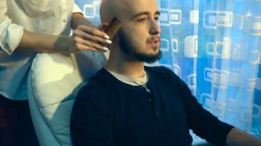 sakallı bir adam kız tarak