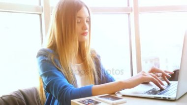 içinde belgili tanımlık laptop çalışan genç kız içine belgili tanımlık sınıf başkanı ve üzgün görünüyor