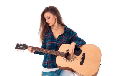 genç esmer kız gitar çalmak