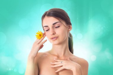 Genç kız teni ilgilenir.