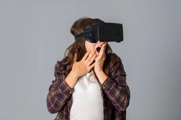 Chica joven probando un casco de realidad virtual — Foto de Stock