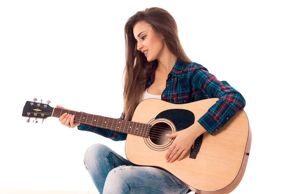Menina feliz com guitarra nas mãos — Fotografia de Stock