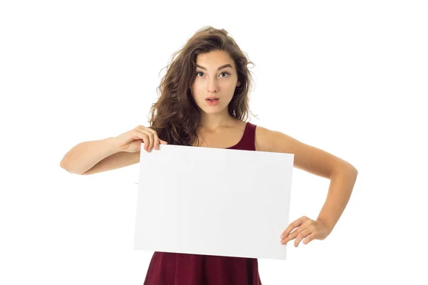 Menina em vestido vermelho com cartaz branco — Fotografia de Stock