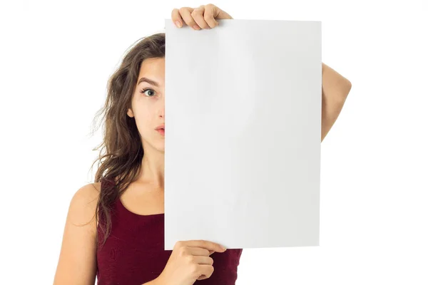 Menina em vestido vermelho com cartaz branco — Fotografia de Stock