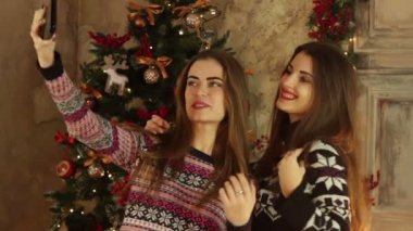 iki güzel kız selfie yakınındaki bir Noel ağacı mı