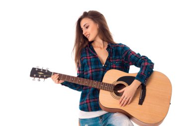 şirin esmer kız gitar çalmak
