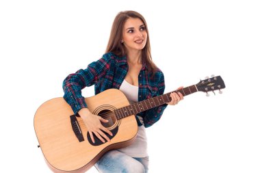 gitar ile oldukça esmer kadın