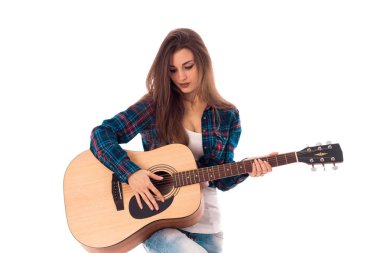 elinde gitar ile şirin kız