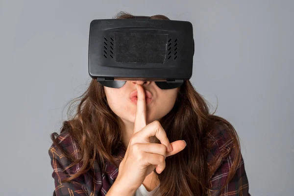 Fiatal lány vizsgálat egy virtuális-valóság sisak — Stock Fotó