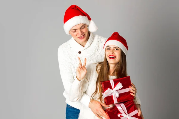 Пара святкує Різдво з подарунками — стокове фото