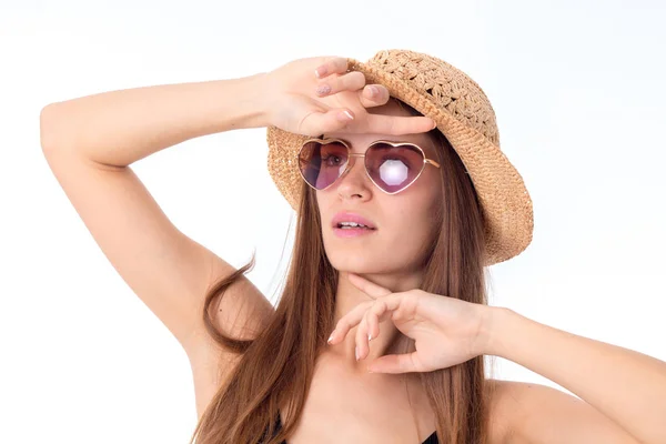 Dziewczyna w okularach słonecznych i słomy — Zdjęcie stockowe