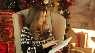 güzel kız Noel Oda bir kitap okuma