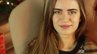 Noel Kupası yakın çekim elinde tutan güzel kız