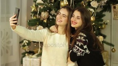 bir Noel ağacı yakınındaki fotoğraf çekmeye kızlar