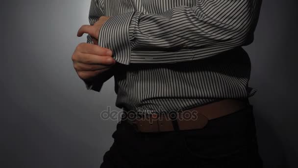 Ο τύπος στο κουμπί μανίκια ριγέ πουκάμισο χρησιμοποιώντας μανικετόκουμπα — Αρχείο Βίντεο