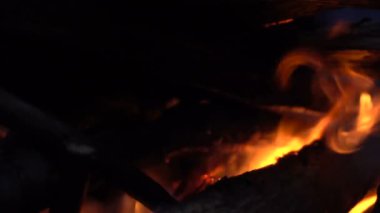 Bir güzel ateş-içinde-bir-ışık yanıyor